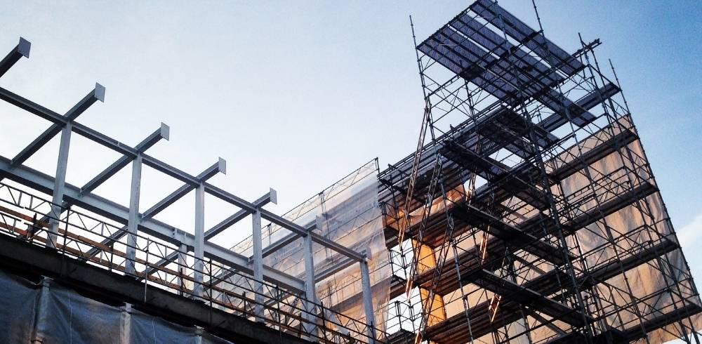 Échafaudage en façade sur chantier à Charentilly