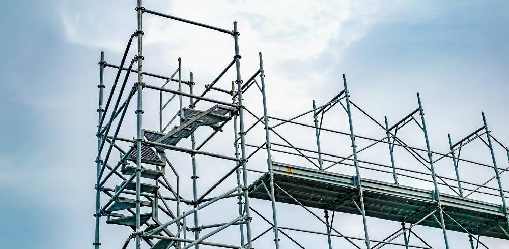 Structure d’échafaudage en cours d’installation